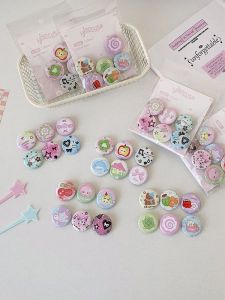 Mini 25mm Student Four Leaf Clover Old Fashioned Decorative Brooch Pin Set Bé Gáis Scrapbooking Badges Iron Art in Stock