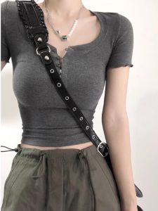 Áo Thun Nữ Tay Ngắn Ôm Vừa Vặn Màu Xám Đậm Cổ Chữ U Khóa Cài Mùa Hè Gợi Cảm Ngắn Cổ Cao Hở Xương Đòn