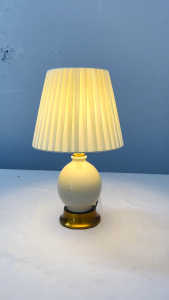 Đèn ngủ để bàn Đèn Bàn Với Thiết Kế Ấn Tượng