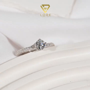 Lore Jewellery  - Cincin Moissanite Lapis Emas 18K - Cincin Sania Luxury Moissanite 0.5 Ct [Sertifikat GRA dan Garansi Purna Jual]