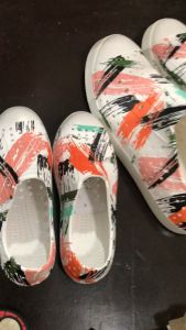 Giày Nhựa Họa Tiết Vệt Sơn Relax SHINnhựa19 Tặng Thêm 2 Sticker Giày Nhựa Đi Mưa Siêu Nhẹ Nhiều Lỗ Chấm Bi Thông Thoáng Đế Bằng