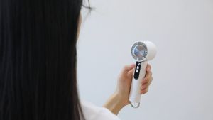 8000mAh พัดลมไอเย็นไฟฟ้าแบบพกพา พัดลมมือถือ 100 ระดับลมแรงพัดลมไร้ใบพัดแบบพกพาแบบชาร์จไฟได้ด้วย Ice Cooling Mini Fan