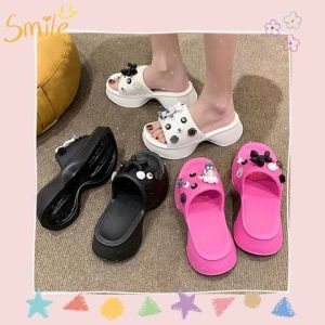 Xishop OMGรองเท้าแตะแฟชั่นผู้หญิง รุ่นใหม่ล่าสุดของทางร้าน เสริมส้นให้ตั้ง2นิ้ว และมีถึง4สีให้เลือก ไม่หมดแค่นั้น ยังแถมการ์ตูนติดให้ฟรี ราคาดีๆ จับจองได้เลย