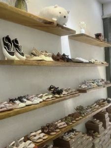 2025 New Luxury Wooden Clothes Hanger Natural Original Wood for Bedroom Home Use Hotel And Homestay Wooden Coat Rack