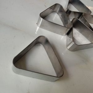 Khuôn làm bánh hình tam giác.Kích thước 9x9x9 cm.Bản la 3cm.Hàn và đánh bóng kĩ.