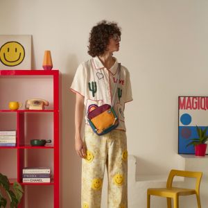 กระเป๋าสะพายข้างรุ่น Rubik ทำจากผ้าแคนวาสสีไม่ตก สายสะพายเป็นเชือกปรับความสั้นยาวได้