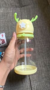 Bình nước nhựa sừng hươu có quai xách kèm dây đeo có ống hút  600ml chất liệu nhựa PP an toàn cho bé