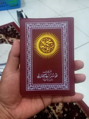 majmusyarif ukuran saku adalah kumpulan kemuliaan. Buku Majmu Syarif menyuguhkan himpunan doa dan tata cara ibadah sehari-hari bermula dari terbit hingga tenggelamnya matahari sejak kelahiran sampai kematian jilid kulit imitasi saku
