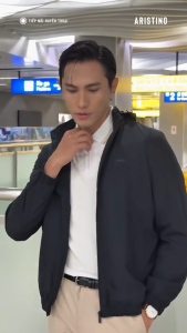 Áo Gió Nam Aristino Màu Đen Trượt Nước Regular Fit Mũ Tháo Rời Chống Gió Dễ Phối Đồ - AJK004EDP01