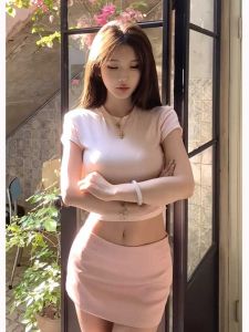 แฟชั่นชุดสองชิ้นสีชมพูเอวต่ําซาตินเสื้อกั๊กด้านบนและกระโปรงสั้นพิเศษรอบคอสําหรับผู้หญิง 18-25