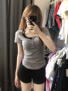 สลิมฟิต สไตล์อเมริกัน เสื้อยืดแขนสั้น สีเทา งานปัก คอวี บาง ฤดูร้อน เสื้อท่อนบน สําหรับผู้หญิง ทันสมัย และ เรียบหรู เสื้อเชิ้ต