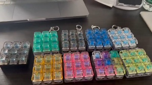 Mini Keyboard Keychain Light-Up Toy – 9 Keys Cute Fidget Gift with LED Glow for Kids & Adults Macaron Colors Portable & Lightweight Skill Development Colorful Luminous Version