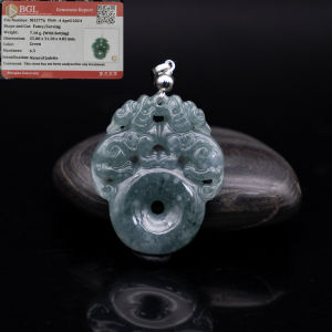 หยกพม่าแท้ สีเขียวเข้มสวย (Green Jadeite) ราคาบริเวณ 1,250-1,500 บาท (พื้นที่ 60-65 กิจกรรม) ความร่ำรวยเงินทอง ความมั่งมีและมั่งคั่ง ประสบความสำเร็จในทุกๆด้านหยกแท้ จากประเทศพม่า พร้อมใบเซอณืจากสถาบันBGL