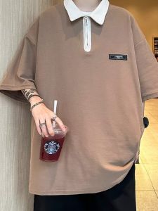 เสื้อโปโลคอปกเปิดมีซิปชายฤดูร้อน แขนยาวครึ่งตัว สไตล์อเมริกันย้อนยุค เสื้อแขนสั้นแฟชั่นสำหรับผู้ชาย