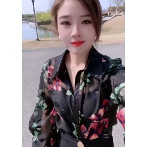 เสื้อเชิ้ตผ้าชีฟองแขนยาวลายพิมพ์ผ้าสไตล์ฮ่องกงย้อนยุคสำหรับผู้หญิง เสื้อผ้ากันแดดฤดูใบไม้ผลิและฤดูร้อน ดีไซน์เก๋ไก๋ โปร่งใส ครึ่งตัว