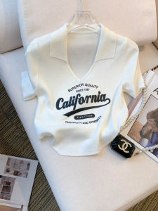 เสื้อยืดไหมน้ำแข็งถักแขนสั้นสไตล์ฝรั่งเศสหวานและเผ็ดร้อนสำหรับฤดูร้อนปี 2025 เสื้อโปโลผู้หญิงแบบไม่สมมาตร แขนสั้น คอวี ทรงหลวม