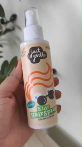 สเปร์ยจัดแต่งทรงผม สำหรับเด็ก Just Gentle Kids Hair Spray 100 ml. Berry Scent กลิ่นเบอร์รี่ ผลิตภัณฑ์จัดแต่งทรงผมออร์แกนิค บำรุงผมด้วยออร์แกนนิคออยส์ และสารสกัดจากผลไม้ 6 ชนิด