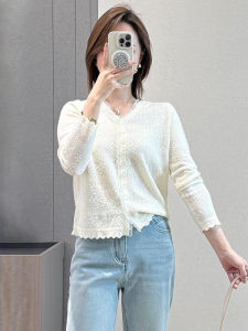 เสื้อคาร์ดิแกนถักแขนยาวคอวีลูกไม้สำหรับผู้หญิง ฤดูใบไม้ร่วง 2025 ดีไซน์ใหม่ ดีไซน์เก๋ไก๋ ลดอายุ สวยงาม เสื้อผ้าทำงานสไตล์เกาหลี