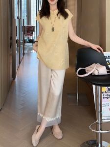 Shalldoer | ชุดสองชิ้นสไตล์จีนใหม่สำหรับผู้หญิงในฤดูร้อนปี 2025 เสื้อคอตั้งปุ่มจี้ผ้าโปร่งและกางเกงลำลอง ชุดทำงานแบบลำลอง