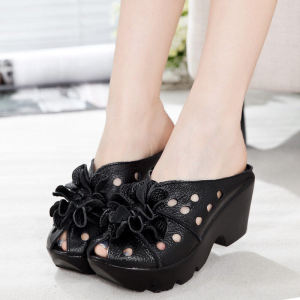 รองเท้าแตะหนังแท้สไตล์เผ่าพันธุ์ที่ถักดอกไม้สําหรับผู้หญิง มาใหม่ในฤดูร้อน พื้นหนา สบายๆ พร้อมส้นแว่น