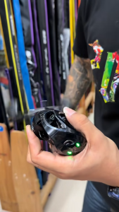 รอกหยดน้ำ Boss DCz Max ( บอส ดีซีแซ็ด แม็กซ์ ) เบรค 8 Kg ระบบหน่วงไฟฟ้าดิจิทัล มีเสียงชิบ ไฟกระพริบ