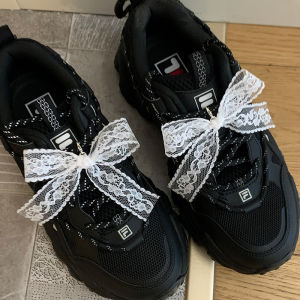 2024 New Pearl Butterfly Knotรองเท้าหัวเข็มขัด ผู้หญิง หลากหลาย รองเท้ากีฬาจี้ ลูกไม้ รองเท้าดอกไม้เชือกผูกรองเท้าหัวเข็มขัดตกแต่งรองเท้า