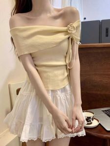 เสื้อยืดแขนสั้นผ้าไหมน้ำแข็งสไตล์ฝรั่งเศสสำหรับผู้หญิงในช่วงฤดูร้อน ดีไซน์ดอกไม้ 3 มิติ เอวเข้ารูป คอวี แขนกุด ทรงเข้ารูป