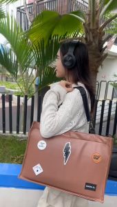 Tas Selempang WALKER Chocolate: Pilihan Fashion Multifungsi untuk Pria dan Wanita