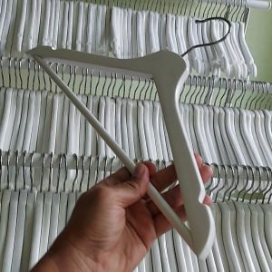PRELOVED IKE4 BUMER4NG Gantungan Baju Dari Kayu Solid Warna Putih