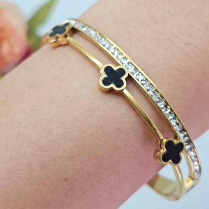 กำไลข้อมือแฟชั่น แบบคลิปล็อค งานสแตนเลส ลายใบโคลเวอร์ ฝังเพชร CZ เส้นผ่านศูนย์กลาง 5.8 cm  แฟชั่นสไตส์เกาหลี งานสวย พร้อมส่ง