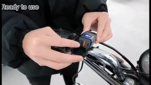 นักขี่มอเตอร์ไซค์อะแดปเตอร์ชาร์จเร็ว QC3.0 Type-C + USB พร้อมจอแสดงผลแรงดันไฟฟ้า