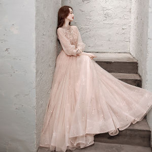 ชุดราตรีผู้หญิง ชุดราตรีย้อนยุค ชุดราตรีหรูหรา ชุดราตรีแบบสวมหัว ชุดราตรีสีพื้น ชุดราตรีแบบสวมคอตั้ง ชุดราตรีทรงเข้ารูป ชุดราตรีสีพื้น