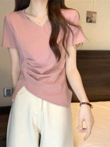 เสื้อยืดคอวีแขนสั้นผู้หญิง ทรงเข้ารูป ทรงไม่สมมาตร สีชมพู ทรงเข้ารูป ผ้าโพลีเอสเตอร์ ทรงเข้ารูป ทรงเข้ารูป