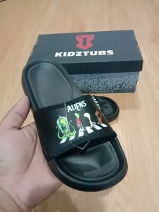 KIDZTUBS Sandal Anak Laki-Laki Karet & Slipper Slide Selop Slipon Karakter Warna Hitam Usia 6-10 Tahun