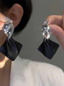 ต่างหูทรงเพชรสีบล็อกสำหรับผู้หญิง ดีไซน์เรียบง่าย แฟชั่นสุดเก๋ หลากหลายสไตล์ สัมผัสระดับไฮเอนด์ เครื่องประดับแฟชั่น