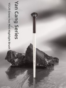 UN SHOP | Highlight Eye Brightening Mini Fan Makeup Brush