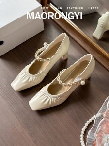 รองเท้าส้นสูงหนังแกะสไตล์วินเทจพร้อมรายละเอียดโซ่มุกสแควร์นิ้วเท้ากว้าง สายคล้อง รองเท้าเดี่ยวสําหรับผู้หญิง ทันสมัย แฟลตเทพนิยาย