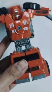 Robots Transforming into Container Transport Trucks Toys: Folding Deformation Container Truck Model With 4 Alloy Cars