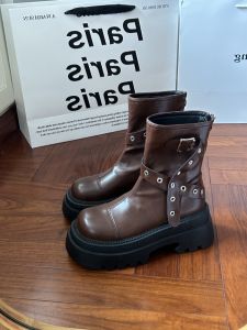 รองเท้าบูทมาร์ตินสั้นทรงบล็อกส้นหนาสไตล์มอเตอร์ไซค์สีน้ำตาลสไตล์ย้อนยุค รองเท้าบูทฤดูร้อนสำหรับผู้หญิง รองเท้าบูททรงมินิมอลแบบลำลอง