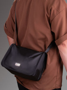 กระเป๋าสะพายข้างผู้ชาย 2025 กระเป๋าสะพายไหล่เดียวแบบกันน้ำ กระเป๋าเดินทางแบบลำลอง ความจุขนาดใหญ่ กระเป๋าสะพายข้างแบบสะพายข้าง