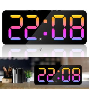 นาฬิกาปลุกดิจิตอลจอแสดงผล LED ขนาดใหญ่ความสว่างนาฬิกาดิจิตอลหรี่แสงได้พร้อมพอร์ตชาร์จ USB Snooze นาฬิกาปลุกข้างเตียง
