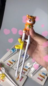 ตะเกียบหัดคีบ ตะเกียบมหัดคีบ ชนิดพิเศษออกแบบมาให้ฝึกคีบโดยเฉพาะ ตะเกียบเด็ก ฝึกการหัดจับของเด็ก ลายน่ารัก🔥 พร้อมส่ง