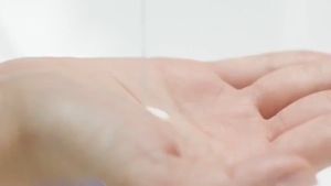 Lotion pemutih badan Perawatan badan Body whitening lotion Pemutih permanen Krim pemutih 300ML Menghilangkan kulit kusam / pemutih badan viral tiktok / pemutih kulit / hand body pemutih kulit / body lotion pemutih badan