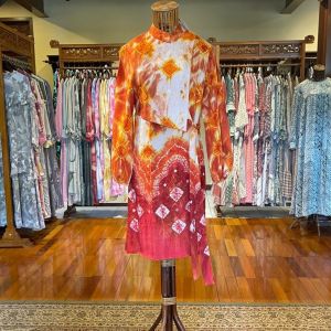 Kinan Tunik Viscos by Dian Pelangi LIMITED EDITION Baju Atasan Blus Batik Tie Dye Casual Formal Kerja Kantor Pesta Pernikahan Kondangan Lebaran Wanita Cantik Anggun Modis Modern Mewah Model Motif Jumputan Sasirangan Hand Made Terbaru Kekinian