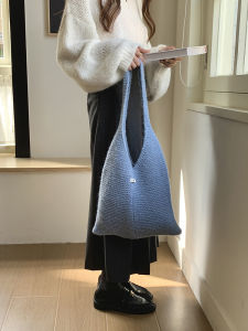 กระเป๋าถือถักขนแกะสีน้ำเงินสำหรับผู้หญิงในฤดูหนาว กระเป๋าสะพายไหล่ขนาดใหญ่แบบถือได้ กระเป๋าถือสไตล์ลำลอง สไตล์เกาหลี กระเป๋าถือโพลีเอสเตอร์