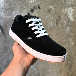 Sneakers Hitam Putih Sepatu Pria Casual Cowok Keren Sol Karet Antislip untuk Kerja dan Sekolah