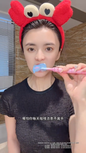 Bright White Toothpaste Enzyme Whitening Toothpaste 100g. Whitens teeth removes yellow stains brightens smile. For daily dental care 亮白牙膏 酵素美白牙膏 100g 美白牙齿,去除黄渍,亮白笑容。 用于日常牙齿护理。