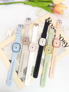 นาฬิกาสี่เหลี่ยมแฟชั่นสำหรับผู้หญิง นาฬิกาควอทซ์สไตล์ฮิตเหมาะสำหรับนักเรียนมัธยมต้นที่จะสวมใส่ระหว่างการสอบ