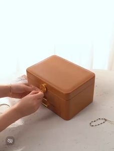 เทรนใหม่กล่องเครื่องประดับสี่เหลี่ยมกล่องใหญ่ 3 ชั้น ดีไซน์หรู พร้อมกุญแจล็อค พร้อมส่งจากไทย 0903