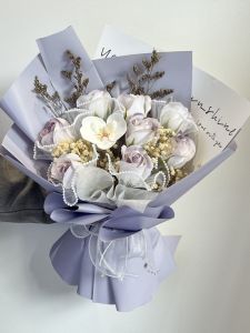 บัลลังก์ดอกกุหลาบเทียมสุดหรูพร้อมดอกไม้ทะเลและดอกกุหลาบ ดอกไม้สัตว์ปีกนกสุดหรูสำหรับเพื่อนรักและแฟนสาว